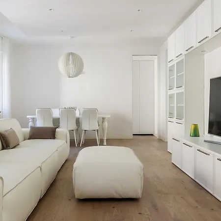 Pure White Luxury - Bymyhomeincomo شقة